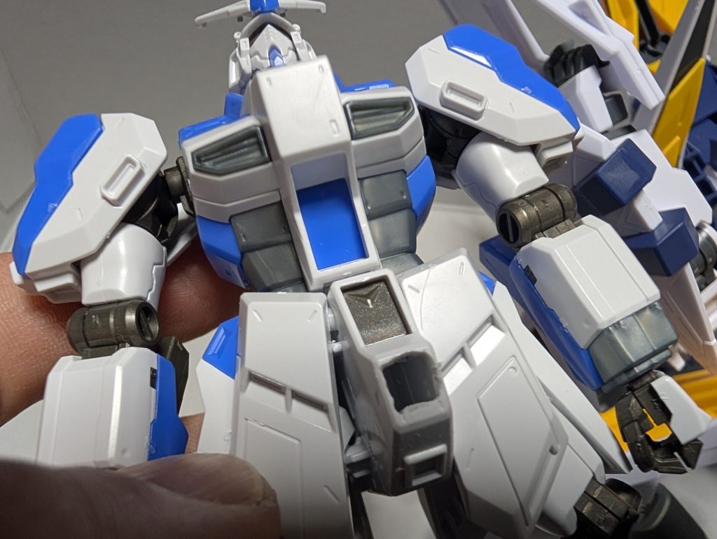 ペーネロペーをかぶせられる様にこの部分に穴を空けました。