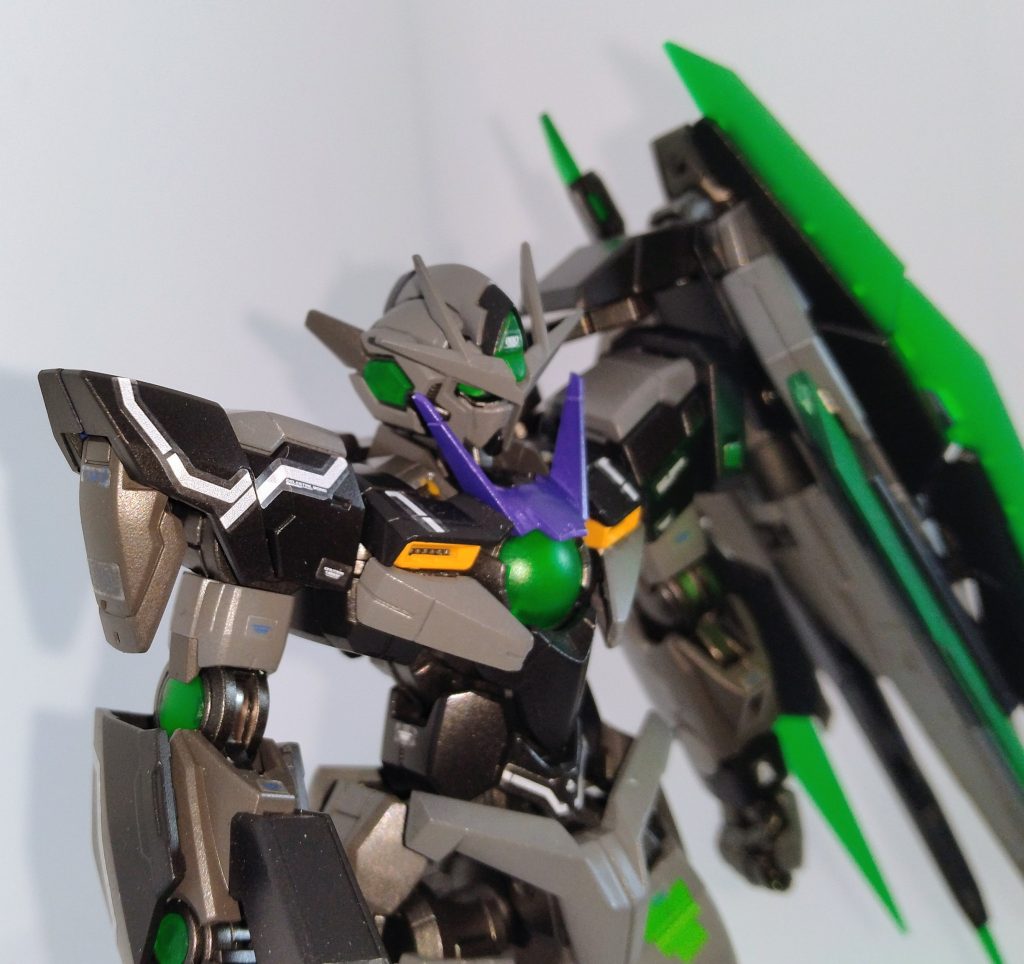 バストアップ。フレームは黒鉄色で、トップコートは半光沢です。