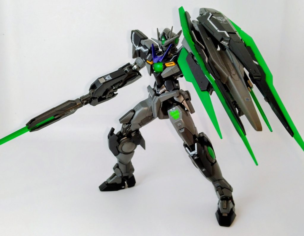 元キットのプロポーションが良いのでポージングが決まります。アシンメトリーのクアンタのデザイン、かっこいいです、