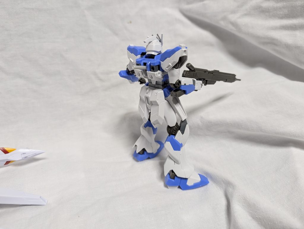 背部にプラパイプを差し込みペーネロペーの方にも穴を空け接続できる様にしました。