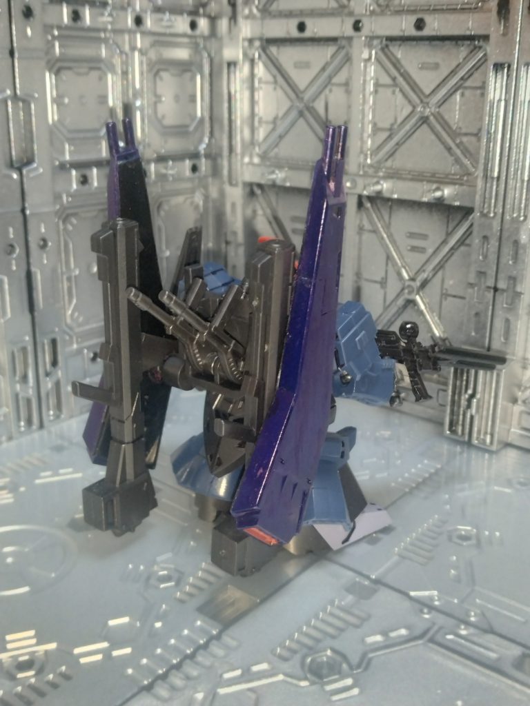 基本性能や装備は、後の第一次ネオ・ジオン抗争時のシュツルムディアスとほぼ同様。その他の装備として、クレイ・バズーカが二本、左腕にリック・ディアスのランダムバインダーを軽量化し、強度、耐久性を高めたシールドを装着。&nbsp;