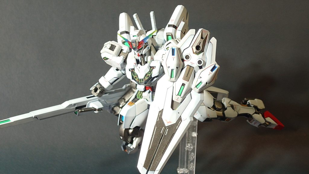 昔はデカールなんか貼らなかったので、バランスよく貼るのが難しい。コーションデカールはガンプラの場合、意味考えたらあまり貼れない…色んな人の作品見て勉強ですね。