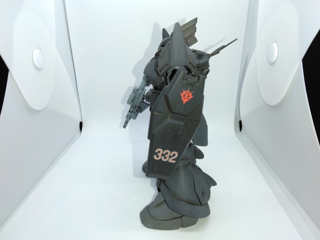 左側シールドは「鉄血のオルフェンズ」MSオプションセット1から流用し、ネオジム磁石で取り付けています😊