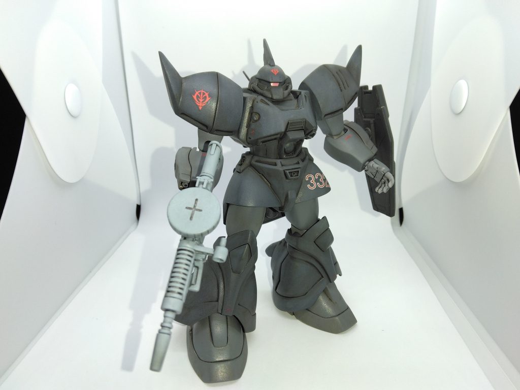 今回の塗装は全てタミヤ(T)とクレオス(C)の缶スプレーを使用しました😊頭部、胴体、バックパック、膝、脛部:ガンシップグレー(T)腕部、太腿、足首、ソール:ガンシップグレー2(T)関節、マニピュレータ:ミディアムグレー(T)スラスター、バーニア類:佐世保海軍工廠グレー(T)MMP-78ザクマシンガン:ダークゴーストグレー(T)シールド:ジャーマングレー(C)マーキング類は暗所での視認性が低い赤系で統一しました😃