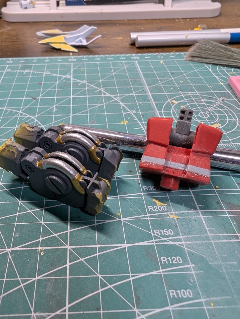 腰部の延長、大腿はプラバンに穴を開けて接着でいけました。膝裏のパイプは切離しはしませんでしたが隙間をあけてます。胸部のパーツとハンドパーツの肉抜きは埋めました。