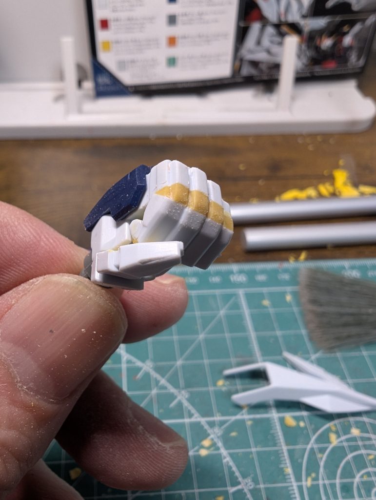 左のハンドパーツのみ握り手になる様に修正してます。あまり上手くいかず、誤魔化してます😂