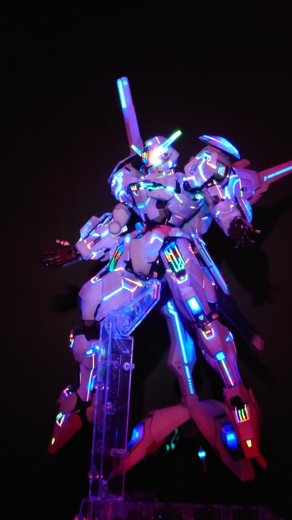 発光したキャリバーンに憧れて真似させていただきましたが、発光墨入れする前が一番キレイでしたw敗因はガイアのエナメル蛍光をラッカーと同様にクリアーだと勘違いしたことと、後で拭くからいいやと、スミ入れはみ出しまくったら蛍光青の侵食が強くクリアー吹いてツルツル状態の上でも拭き取りきれなかったこと。スジボリの掘り直しが杜撰だったことが問題でした。