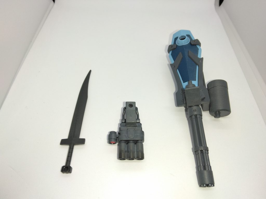 ガトリングシールドは、最後の補給にあたり新品が装備されたとして、ウェザリングは行わずにスミ入れのみとしています😃ヒートサーベル、三連ガトリングは最前の戦闘から継続して使用していると考え、刀身と砲身にスス汚れ等を施しました😄