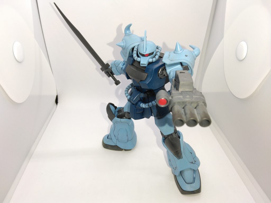 時期的にノリス大佐のグフカスタムは、｢震える山(前編)｣中の戦闘で初めて実戦投入されたと思えたため、バトルダメージ等は施さず、｢ほぼ新品｣をイメージして控えめにウェザリングを行っています😄