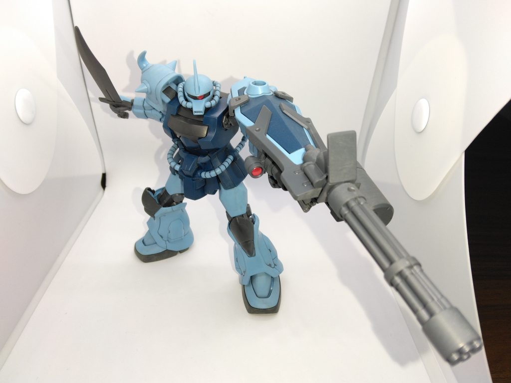 スミ入れ用のシャープペンシルやウェザリングカラーのマルチブラックでスミ入れ後、点置きしたウェザリングカラーのマルチグレーを伸ばすようにウォッシングし、全体がうっすらと汚れている感じを狙いました😃