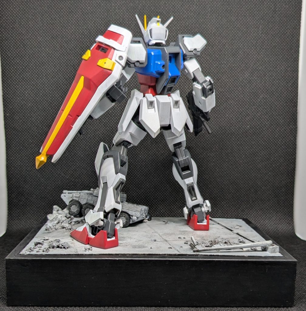 バックショットです。オプションを付けてないのでスッキリするのですが、個人的にはこのスタイルが一番ガンダムとして見ることができるので好きです。シールド先端のラムはもっと小さい方がバランスは良いですね。反省。