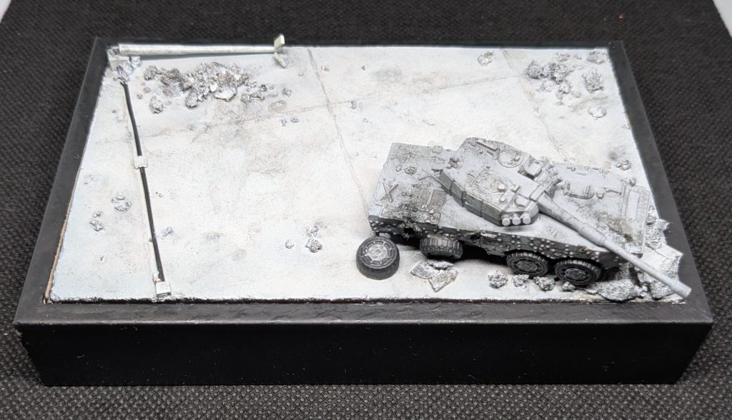 ベースです。車両はネットで購入したものに小改造を施し、ウェザリングとダメージ表現をしました。瓦礫と電灯、電線などを作って配置してあります。基本が飾り台としての役割を期待したものなので中央付近は何も置いてないです。