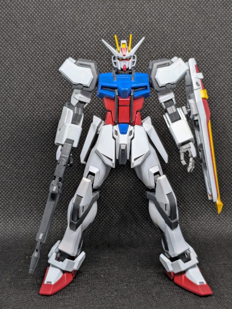 ストライク自体は素組みとエッジ処理の後、合わせ目消し、表面処理などの基本処理を実施。エアブラシか筆塗りで全体塗装及びウェザリングとなります。ウェザリングは控えめです。一部の武器や盾は小改造を施しましたが本体は基本的な工作がメインです。これだけで十分な効果がある辺り、このキットのポテンシャルを実感できます。シンプルな分、基礎工作力がモロに反映されるので私のようなモデラーには厳しさをみせるキットです。