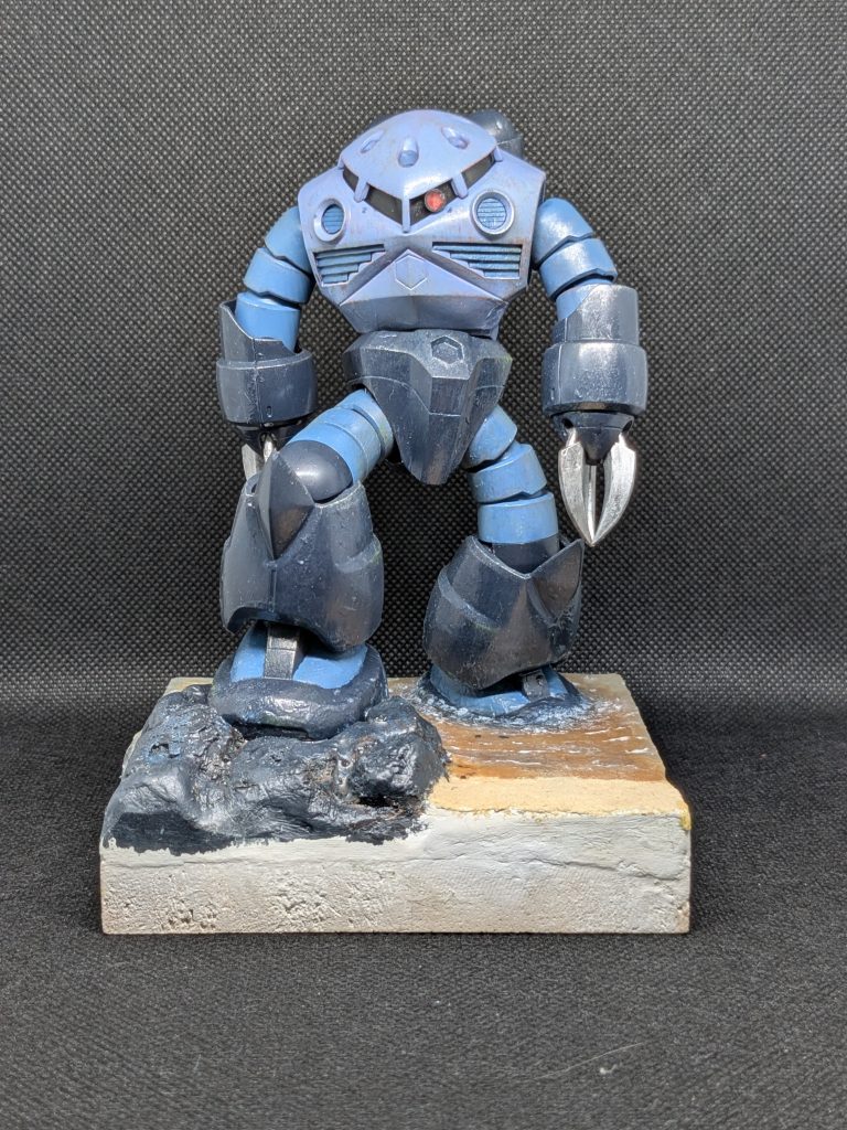 正面からです。実は固定されているのは足だけで、他は全身動くのですが、ズゴックは何となく「気だるさ」がある姿勢が似合うことが分かりこの姿勢となりました。もう少し前傾でも似合うと思います。