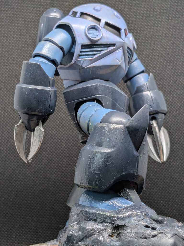 全体的にテカっているのはライティングが原因かと思います。模型誌の撮影技術が如何に素晴らしいか自分でやると実感します。