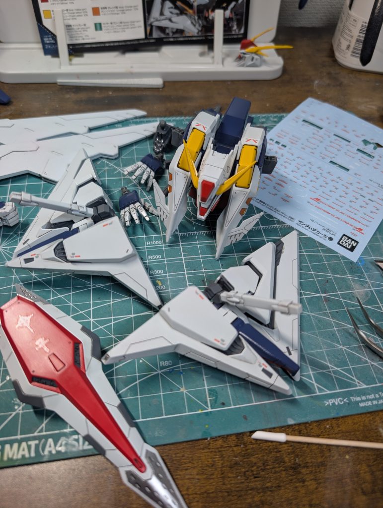 今回はデカールの場所指定がなんとなくだったので手こずりました。でも、デカール作業は楽しいです😊