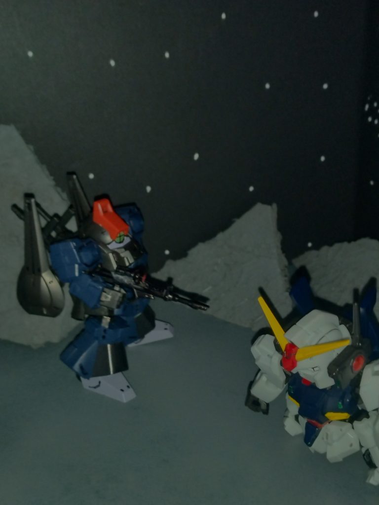 「行けるのか？カミーユ君。」「大丈夫です…移動は出来ます。…申し訳ありません、ライフルをやられました。」「敵のペースにハメられたな、アーガマに戻るぞ！」