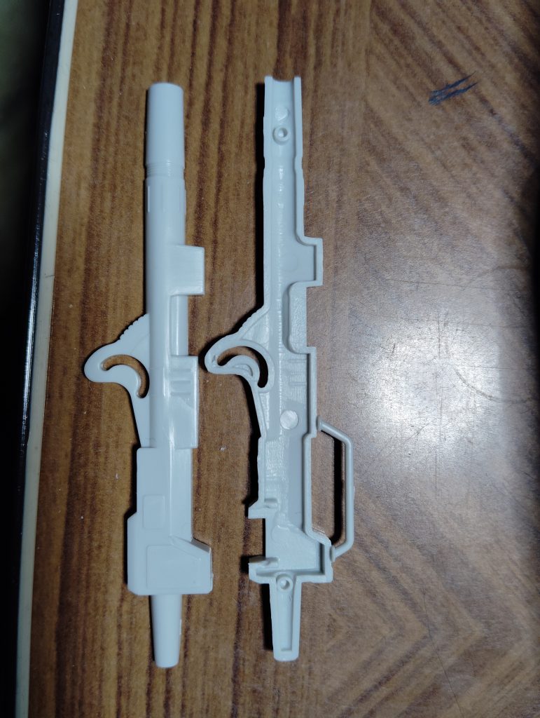 　キャノン砲可動部の加工です。　前回製作したジムキャノンでは特に加工はしなかったのですが、先ほど言及したとおりそのまま組み立ててしまうとキャノン砲の可動範囲が著しく限定されてしまい、水平より少々高い程度までしか仰角が取れません。　そこで、キャノン砲を可動させるためのU字型の溝をデザインナイフで可能な限り広げ、可動範囲を確保しました（まぁ、実際に組み立ててみるとほとんど効果はありませんでしたが・・・）。