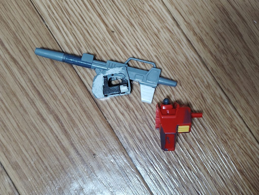 　上半身の加工です。　ご覧の通り、HGUCジムの右胸をバッサリとカットし、MSVキットのジムキャノンの右胸兼キャノン砲の基部を移植していきます。　最初はシンプルに切って張り付ければ終わりだろうと思ったのですが、予想以上に隙間が空いてしまい、パテやプラ板による微調整が大変でした・・・。