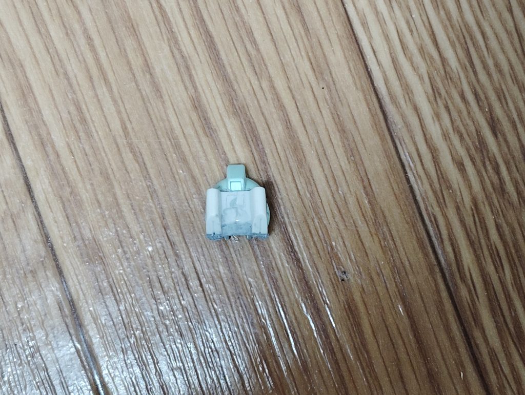 　後頭部加工です。　MSVジムキャノンのアンテナ基部を切り取り、真ん中からカッターノコで切って幅詰めをし、HGUCジムの後頭部に移植しました。　コチラも意外と隙間が空いてしまいパテで調整する必要があり、思った以上に手間が掛かりましたよ・・・。