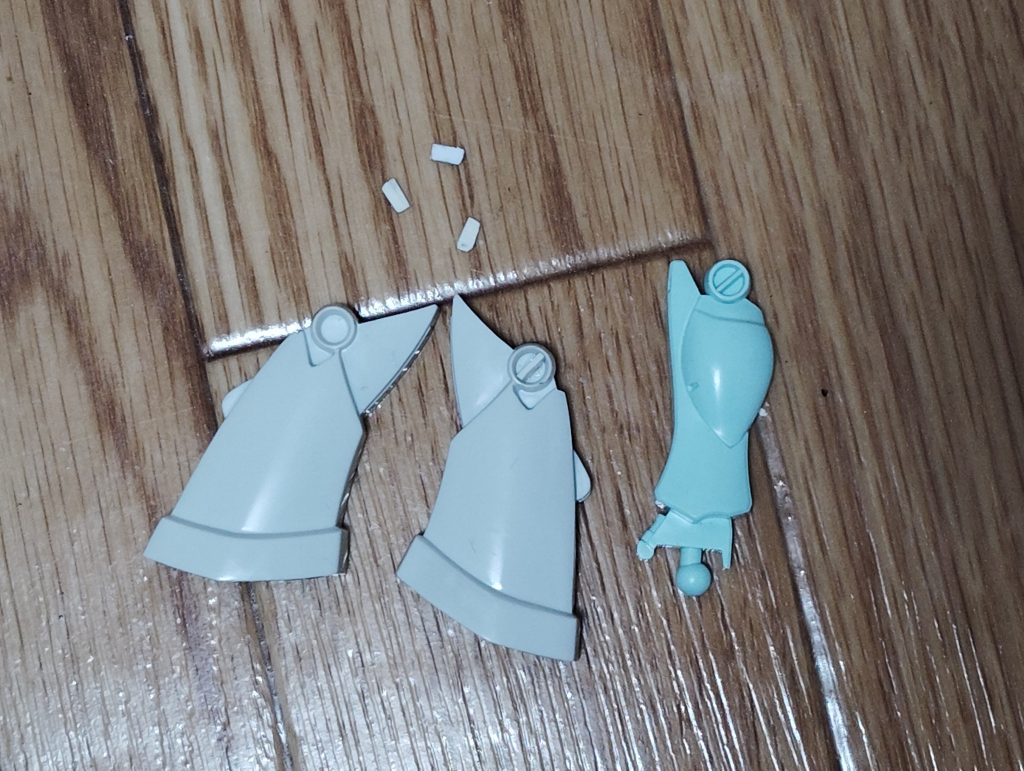 　ヒザ関節のマルイチモールドです。　ジムキャノンのヒザ関節はシンプルな丸モールドですが、HGUCジムの関節はヒジもヒザもマルイチモールドになっているので、統一感を出すために0,3mmと0,5mmのプラ板を張り合わせた0,8mmのプラ板でモールドを再現しました（「戦場の絆」のジムキャノン（WD隊）も、ここはマルイチモールドになっています）。