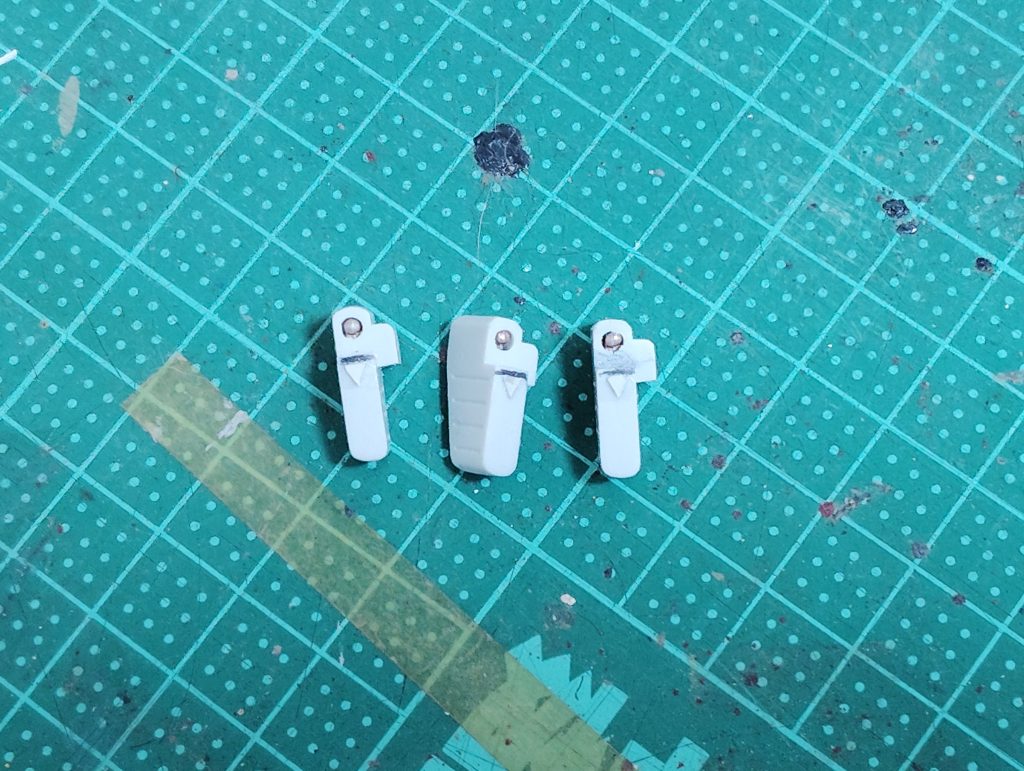 　キャノン砲の弾倉です。　後部に逆三角形のディテールがあるのですが、合わせ目消しをする際にどうしても削れてしまうので、0,3mmのプラ板で新造しました。