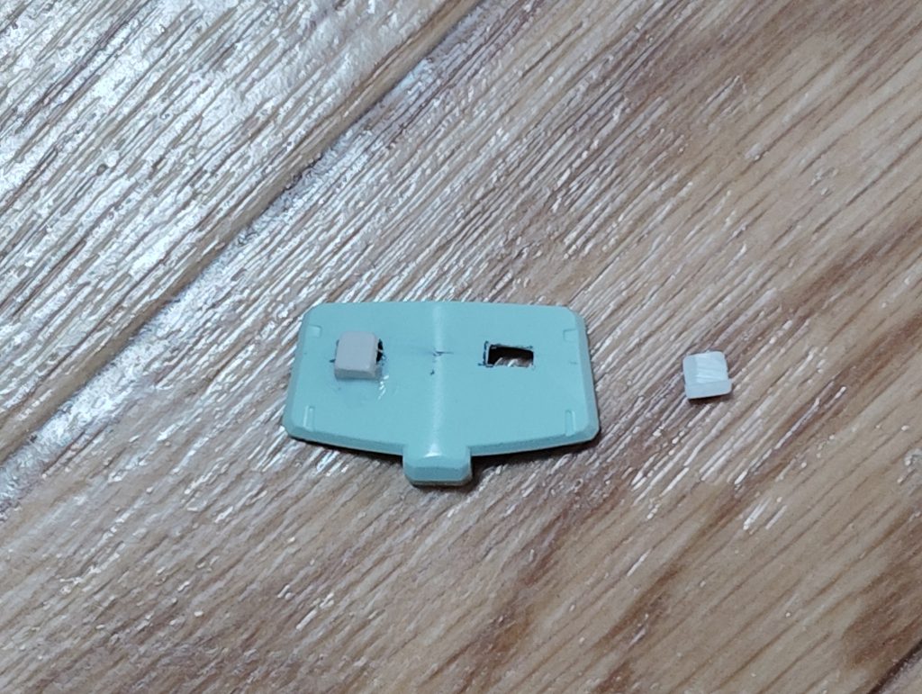 　腰部リアアーマーです。　HGUCジムのリアアーマーにピンバイスとデザインナイフで四角い穴を開け、旧キット　ジムキャノンから切り出してきた予備弾倉のラックを貼り付けました。　これで、キャノン砲の予備弾倉を装備させることができます。