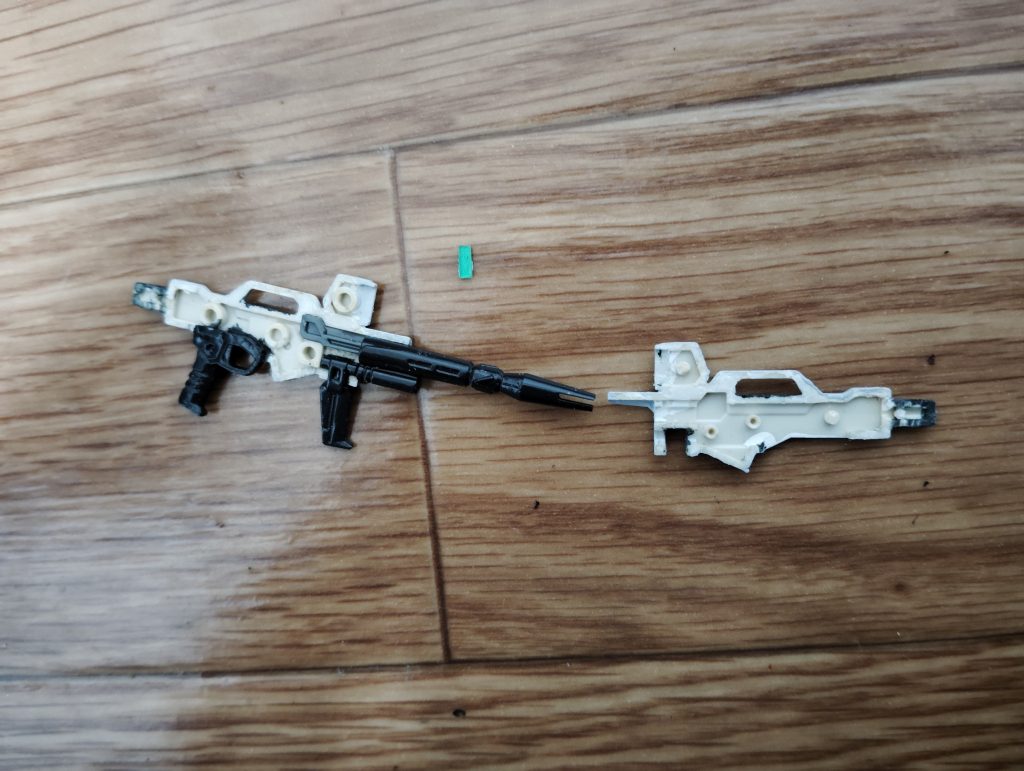 　陸戦型ビームライフルの加工です。　コチラもセンサー部はシールで再現するようになっていましたが、デザインナイフでくり抜き、小さな長方形にカットしたクリアパーツのランナー（ジム・スナイパーⅡの正面メインカメラのモノです）に置き換えました。　ちなみに、裏面は銀色に塗装してあります。　ここをクリアパーツに置き換えたのは、予想以上に効果的でした。