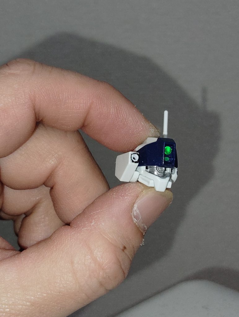 　精密狙撃用バイザー完成です。　センサーを上下両方ともクリアパーツに置き換えることで、かなりリアルに仕上げることができたと自負しています。　また、側頭部のバルカンポッドもピンバイスで開口し、銃口を再現しました。