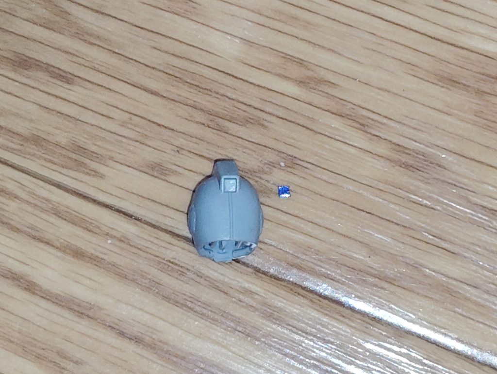 　リアカメラです。　以前投稿した「ジム（リアルタイプカラー）」などと同様、正面の頭部カメラが付いていたランナーから切り出した部品を表面はクリアーブルーで、裏面は銀色で塗装し、後頭部のカメラに接着しました。