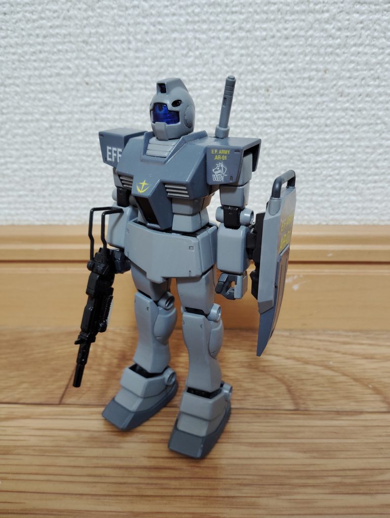 　正面素立ちです。　基本塗装はニュートラルグレーとミディアムブルー、関節などがミッドナイトブルーです。　また、バイザーや額のメインカメラなどは表をクリアーブルーで塗装し、裏から銀色を塗ってあります。　今回使用したプレミアムバンダイのジム（ホワイト・ディンゴ隊仕様）のキットは最初から青いバイザーが付属していたのですが、同時に製作したジムキャノンと色味を合わせたかったので、ここは塗装することにしました。