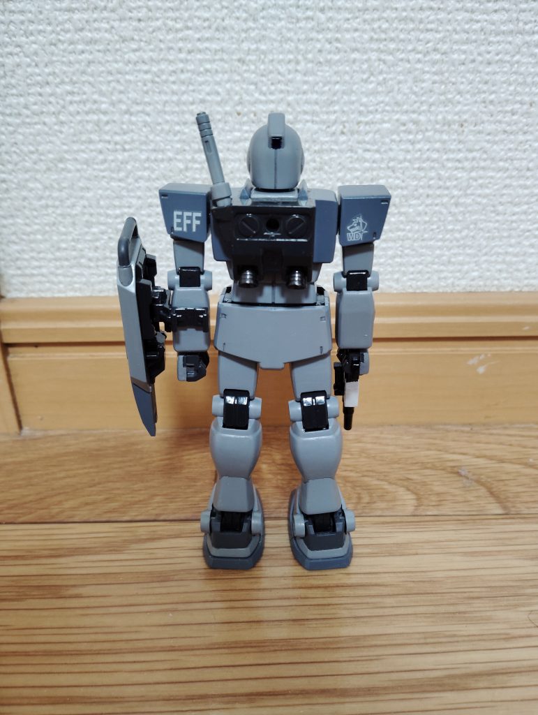 　リアビューです。　バックパックは、個人的な好みでミッドナイトブルーで塗装してあります。&nbsp;右肩のホワイトディンゴ隊のマークですが、左肩正面のモノと同じ場所に貼ったため、若干下側にズレてしまいました・・・。