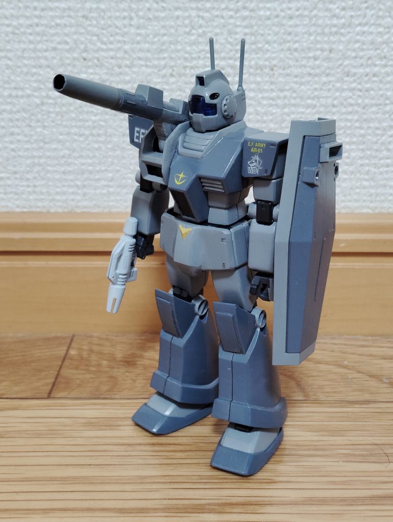 　正面素立ちです。　基本塗装はジムと同じく、ニュートラルグレーとミディアムブルーです。　マーキングは、先ほど紹介したジムに付属するシールを使用しました。　もともと２機分のマーキングシールが付属していたので、なんとかジムキャノンにも必要な部分にマーキングを施すことができました。