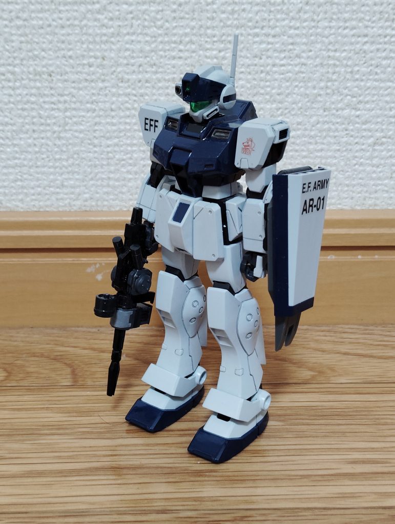 　正面素立ちです。　基本塗装は、ツヤ消し白にミディアムブルーと若干のスカイブルーを混ぜた寒色系の白色、インディブルーにツヤ消し黒を混ぜた自作ネイビーブルーの２色です。　関節などは、先ほどの２機と同様ミッドナイトブルーです。　実は塗装以外にも若干改造を加えた部分があるのですが、それは個別投稿の際に詳しく説明させていただこうと思います。