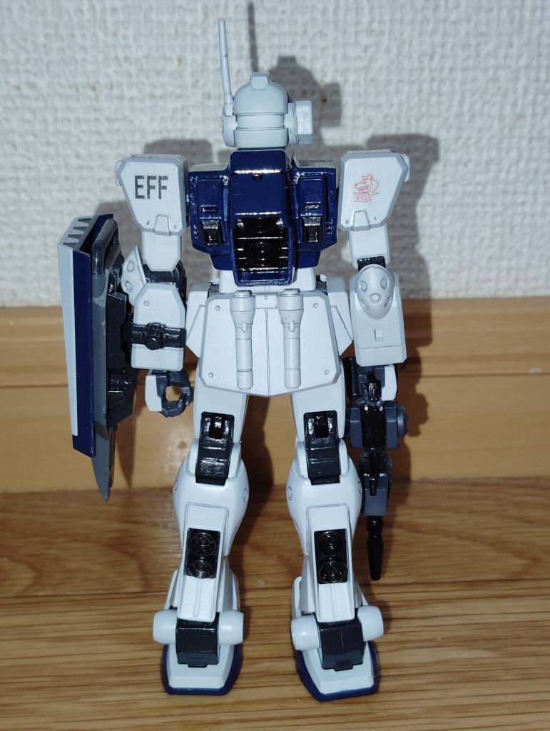 　リアビューです。　バックパックやふくらはぎのバーニアは、黒鉄色で塗装してあります。　そういえば説明が遅くなりましたが、このジム･スナイパーⅡも含めて今回投稿した３機は、すべて鉛筆とシャープペンでスミ入れしてあります。