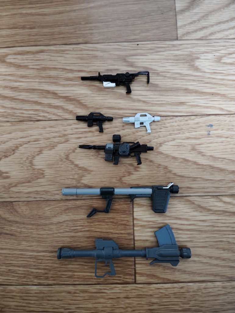 　武装一式です。　上から順番に・100mmマシンガン・ビームスプレーガン（黒）・ビームスプレーガン（白）・初期試作型ビームライフル・ハイパーバズーカ・ロケットランチャー　ほかにも数種類武装は用意してあるのですが、まずは複数の機体に装備させる銃器を並べてみました。