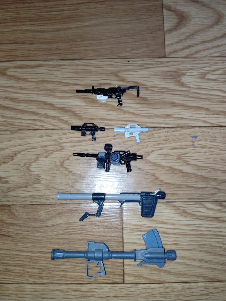 　武装一式です。　上から順番に・100mmマシンガン・ビームスプレーガン（黒）・ビームスプレーガン（白）・初期試作型ビームライフル・ハイパーバズーカ・ロケットランチャー　前回の投稿と全く同じで申し訳ありませんが、ジムが装備してる武装はこれで全部なので・・・。　他の機体では追加武装も若干用意してありますので、どうかもうしばらくお待ちください。