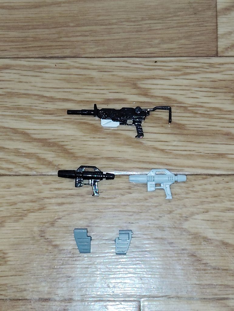 　武装一式です。　上から順番に・100mmマシンガン・ビームスプレーガン（黒）・ビームスプレーガン（白）・キャノン砲予備弾倉　100mmマシンガンやビームスプレーガンはジム（WD隊）と共通です。　予備弾倉は以前投稿したジムキャノンと同様、キャノン砲との接続ピンの部分を砲弾をイメージしたカッパー（銅）で塗装してあります。