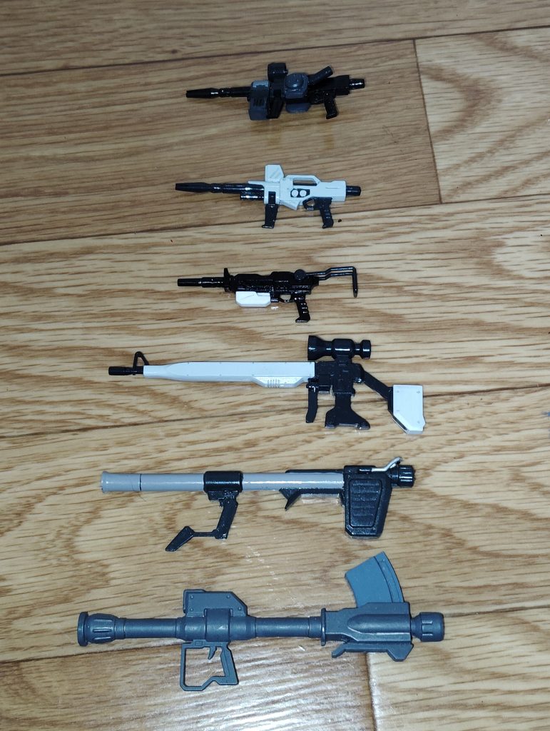 　武装一式です。　上から順番に・初期試作型ビームライフル・陸戦型ビームライフル・100mmマシンガン・ロングレンジ・ビームライフル・ハイパーバズーカ・ロケットランチャー　初期試作型ビームライフルはもちろん、陸戦型ビームライフルやロングレンジ・ビームライフルにも小改造を施し、ディテールアップをしてあります。