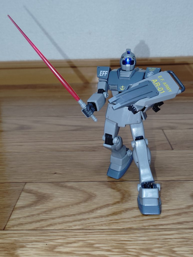 　ビームサーベル装備です。　バックパックに装備するビームサーベルの柄にピンバイスで穴を開け、クリアパーツのビーム刃を装着できるようにしました。