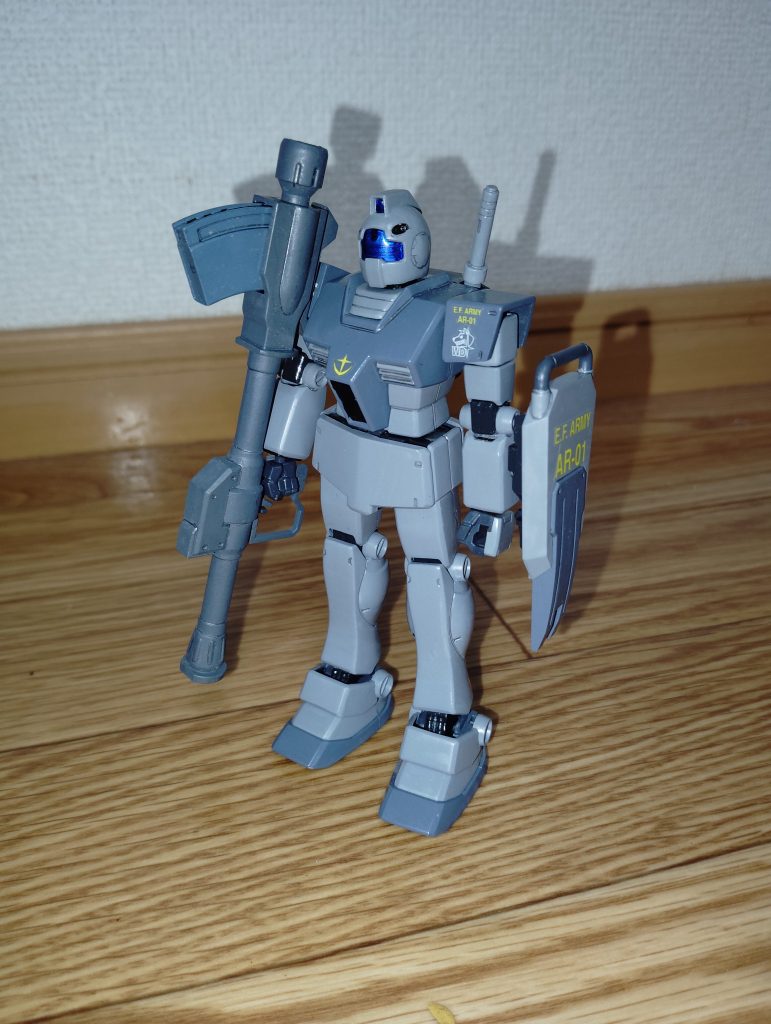 　ロケットランチャー装備です。　コチラは、６年ほど前に投稿した旧HGの「陸戦型ジム」に付属する武器です。　どうやらドリームキャスト版の「コロニーの落ちた地で・・・」では装備可能とのこと、せっかくなので持たせてみました。　初めて正式な量産タイプのジムにロケットランチャーを装備させてみましたが、思った以上に似合いますね。　というか、100mmマシンガンのときにも感じましたが、どうしてこのジムには陸戦型の武装がこんなにも似合うのでしょうか・・・！