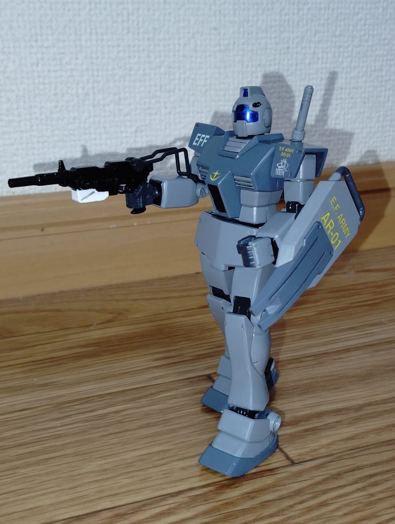 　100mmマシンガン装備です。　やはりこの武装と陸戦用ショートシールドが、ホワイトディンゴ隊仕様のジムの代名詞ですね。