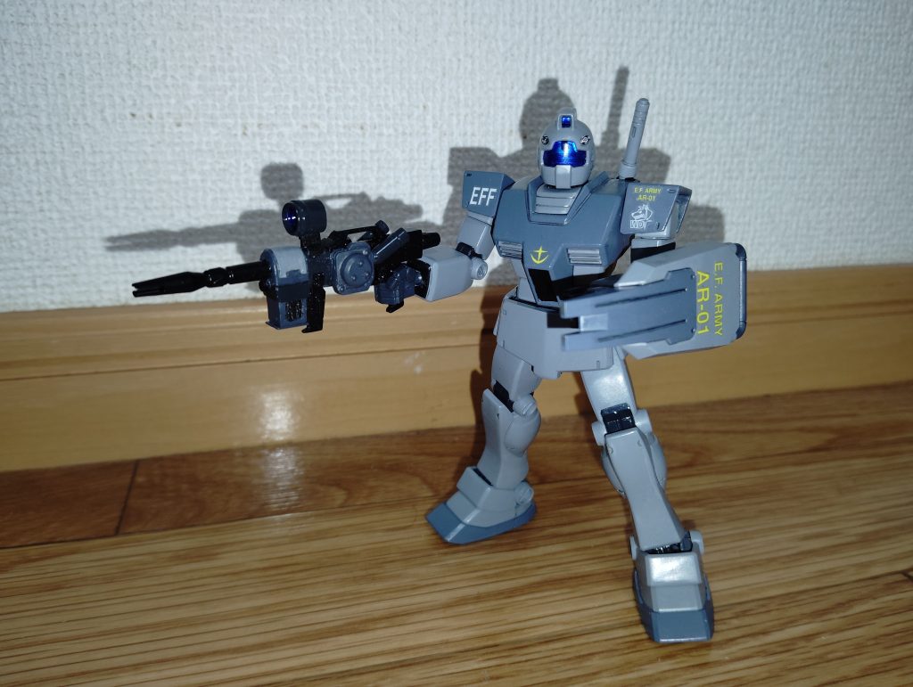 　初期試作型ビームライフル装備です。　ある意味ジム本体よりよほど時間と手間が掛かった武装です。　むしろこの武器を装備させたいがために、今回は長年放置してあった素組みのこの機体を塗装して仕上げたというところもあります(笑)。