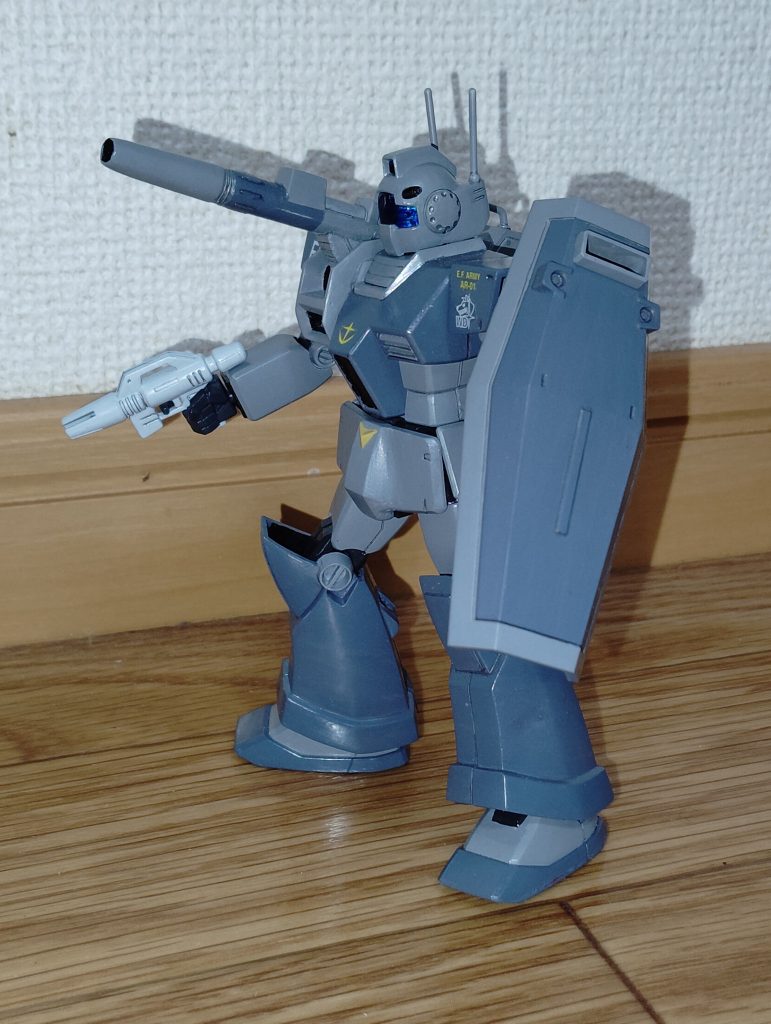 　２機目、ジムキャノンです。　コチラは素組みの完成品として中古ショップで売られていた一般発売のHGUCジムと、我が家のマウンテンサイクルから発掘してきた旧キットMSVのジムキャノンをミキシングして製作しました。　今回製作した３機のなかでは一番手間がかかっていますが、なかなかうまくできて個人的には大満足です。