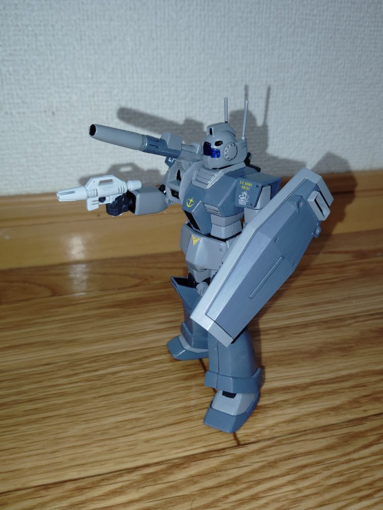 　ビームスプレーガン（白）装備です。　これだけは、「戦場の絆」仕様とは違うポイントです(笑)。　前回投稿したジム（WD隊）でも紹介しましたが、「ホワイトディンゴ隊のビームスプレーガンは白い」という話をどこかで聞いたので、同時に製作していたジム・スナイパーⅡ（WD隊）の本体色と同じ、ツヤ消し白にミディアムブルーと若干のスカイブルーを混ぜた寒色系の白色で塗装しました。　ちなみに、「戦場の絆」では普通に黒いビームスプレーガンを装備していました・・・。