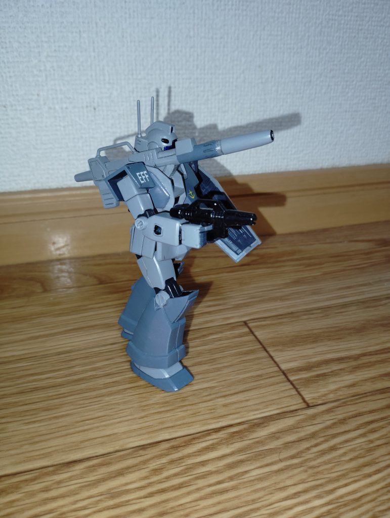 　ビームスプレーガン（黒）装備です。　余談ですが、キャノン砲が一般的な黒鉄色などではなく本体と同じニュートラルグレーとミディアムブルーのツートンで塗装されているのも「戦場の絆」仕様に準じています。　このキャノン砲のカラーリングが抜群にカッコよく、今回どうしても再現したいポイントのひとつでした。