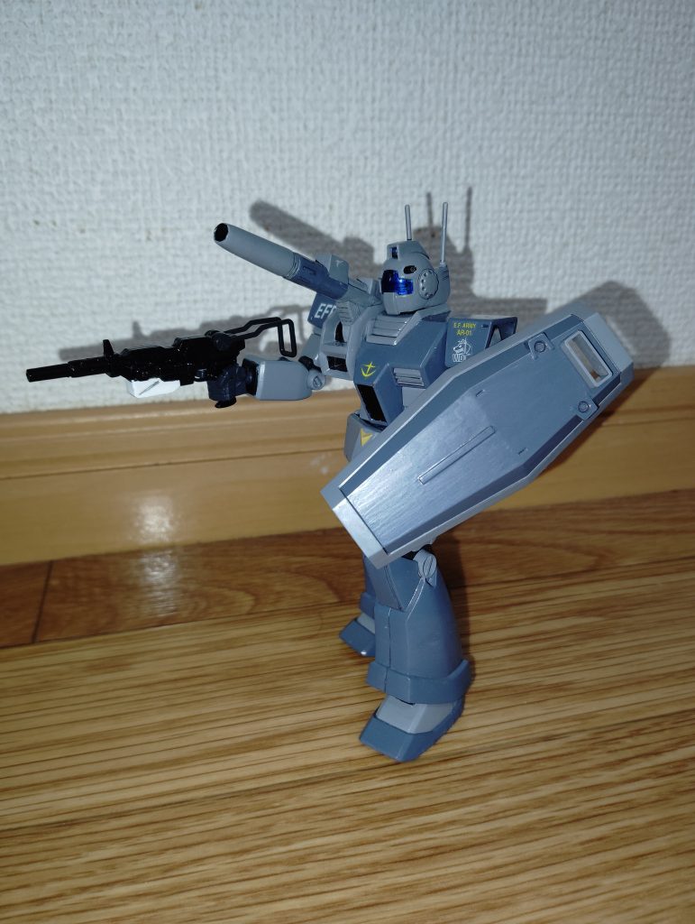 　100mmマシンガン装備です。　そういえばこのジムキャノンは十字マークが省略された連邦軍のシールドを装備しているのですが、これも「戦場の絆」で確認できる仕様です。