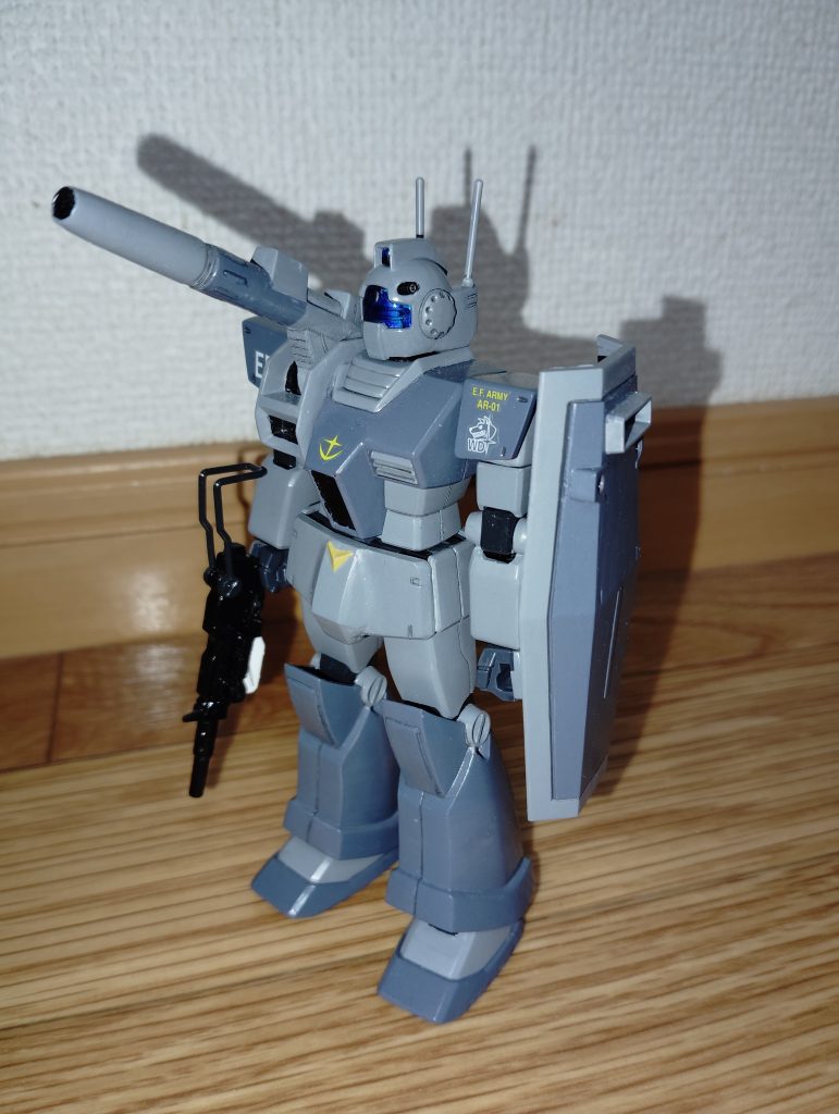 　正面素立ちです。　使用したキットはHGUCジムと、1/144旧キットMSVのジムキャノンです。　胸部右側や特徴でもあるキャノン砲、両脚のスネ部分、腰のフロントアーマー中央のV字マーク付の出っ張り、後頭部のアンテナとその基部などをMSVのキットから移植してあります。　また、頭部脇の丸いディテール（「耳」の部分）もMSVから移植してありますが、これは左側のみです。　というのも、旧キットMSVのジムキャノンの説明書を読むと、ここは左側のみ取り付けるよう指示してあったので・・・。　以前投稿したジムキャノンでも同様に左側のみ「耳」を取り付けて製作したのですが、これ（ジムキャノンの「耳」は左側のみ）は前回のジムキャノンを製作するまで私も知らなかった事実でした・・・！　ちなみに前々回も紹介しましたが、基本塗装はジム（WD隊）と同様、ニュートラルグレーとミディアムブルー、関節などがミッドナイトブルーです。