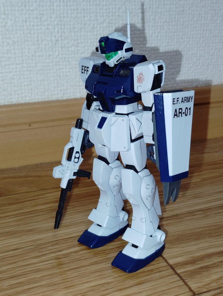 　正面素立ちです。　以前も紹介しましたが、使用したキットはプレミアムバンダイのジム・スナイパーⅡ（ホワイトディンゴ隊仕様）です。　基本塗装は、ツヤ消し白にミディアムブルーと若干のスカイブルーを混ぜた寒色系の白色、インディブルーにツヤ消し黒を混ぜた自作ネイビーブルー（以前投稿したズゴックを製作した際に調色した塗料をビンに残しておいたので、そのまま使用しました）です。　関節などは、他の機体と同様ミッドナイトブルーです。　スミ入れは、基本的に鉛筆とシャープペンです。　マーキングは、付属のシールを両肩とシールドに貼っただけですが、十分カッコいいですね。