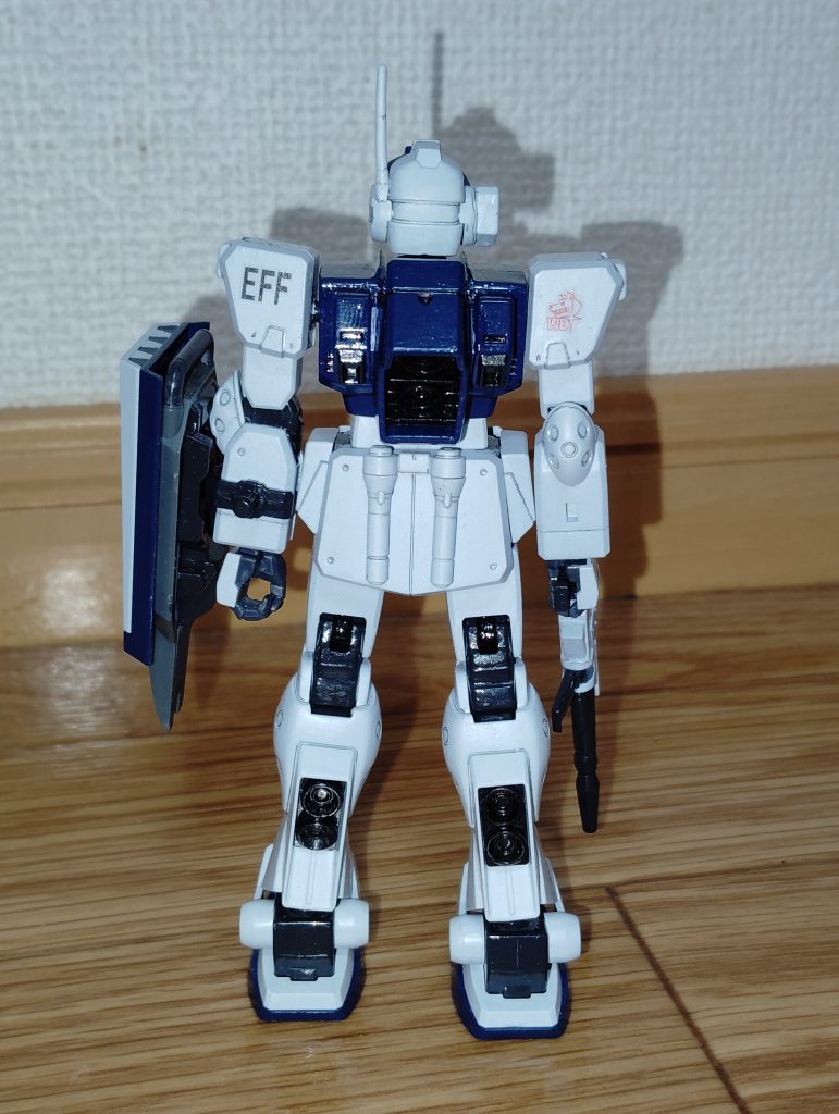 　リアビューです。　バックパックも含め、バーニア類は黒鉄色で塗装してあります。　そういえば、バックパックや胸部など自作ネイビーブルーで塗装した部分のスミ入れには、スミ入れペンを使用しました。